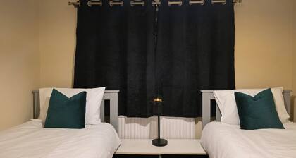 Long Stay Friendly North London Holiday Home + Driveway, BBQ, Jacuzzi Hot Tub