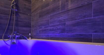 Long Stay Friendly North London Holiday Home + Driveway, BBQ, Jacuzzi Hot Tub