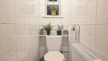 Jetted bath, bidet, towels, toilet paper