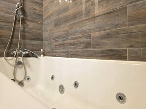 Whirlpool, Bidet, Handtücher, Toilettenpapier