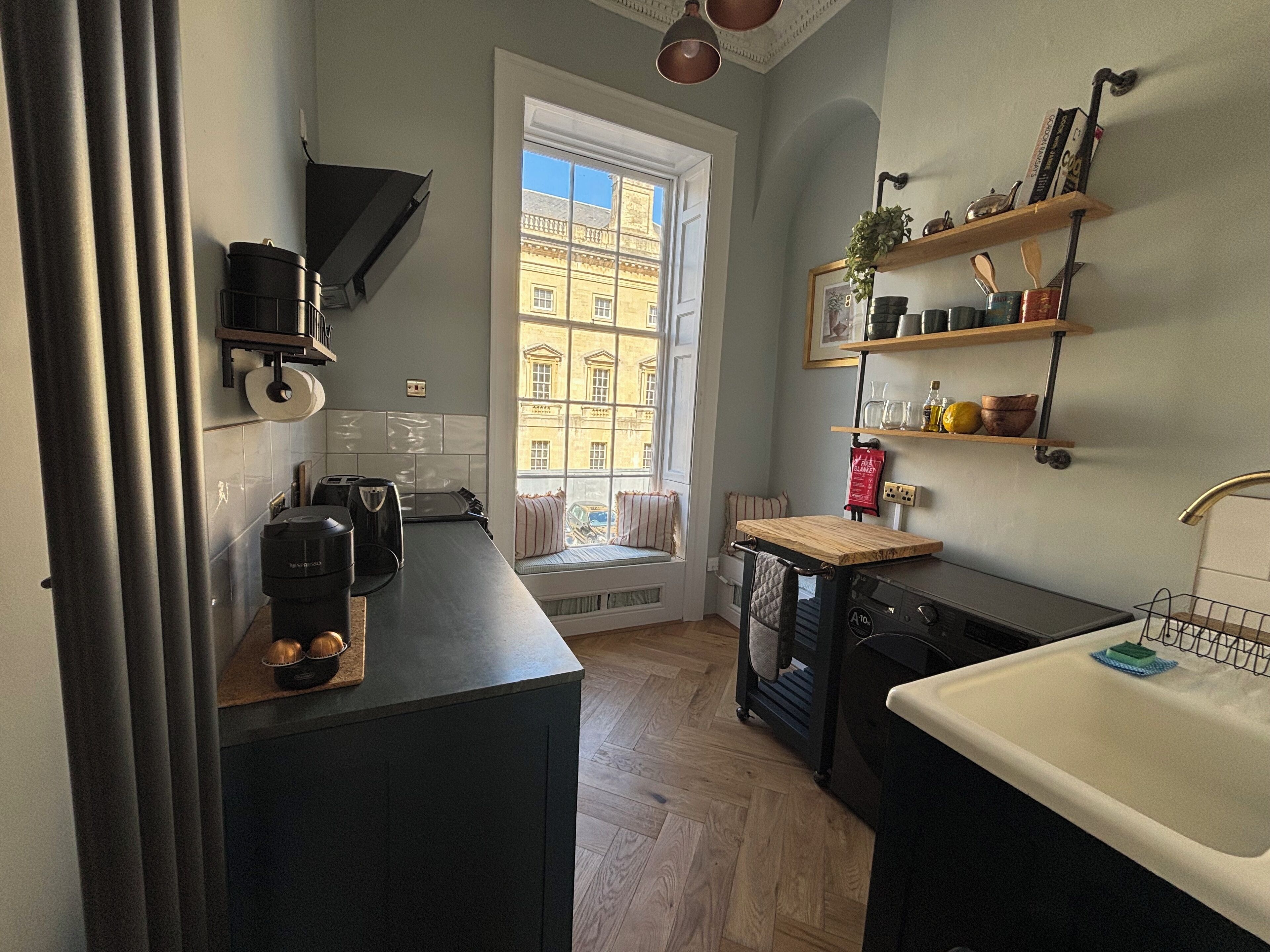 Kühlschrank, Ofen, Herdplatte, Wasserkocher mit Kaffee-/Teezubehör