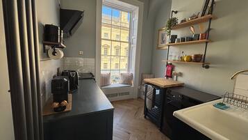 Fridge, oven, stovetop, coffee/tea maker