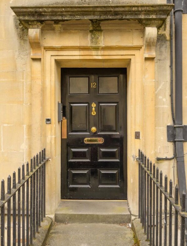 Exterior detail - Elegant Georgian Apartment on Alfred Street (Bath)