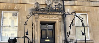 Elegant Georgian Apartment on Alfred Street
