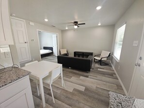 2 bedrooms - Charming Country Cottage on 1 acre in the City. 2-bdrm 1 ba (Temple)