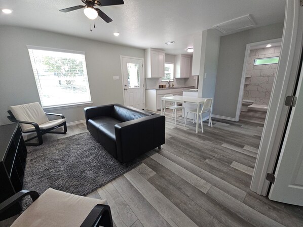 Living area - Charming Country Cottage on 1 acre in the City. 2-bdrm 1 ba (Temple)