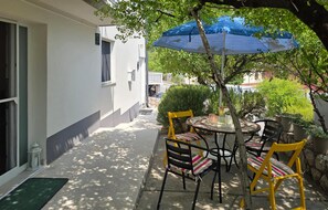 Outdoor dining - 1 bedroom cozy apartment in Karlobag (Karlobag)
