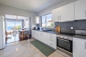 Fridge, microwave, oven, stovetop - Bernarda's House by GALMI (Ponta do Sol)