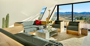 Smart TV, fireplace, stereo