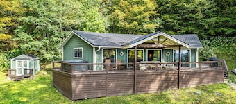 Mtn View - Pet Friendly- Hot Tub- Firepit-Access the AT via Big Bald Mountain.