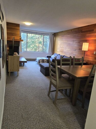 GreatEscape Big White Upper Ski Hill Condo w/ PRIVATE SAUNA!!!