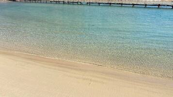 Una spiaggia nelle vicinanze, lettini da mare