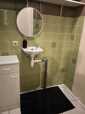 Douche, sèche-cheveux, bidet, serviettes fournies