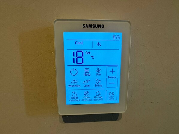 Ein Samsung-digitaler Thermostat zeigt eine eingestellte Temperatur von 18°C an.