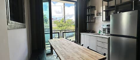 Mikrowelle, Herdplatte, Wasserkocher mit Kaffee-/Teezubehör