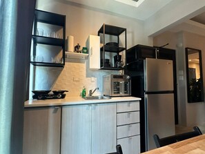 Mikrowelle, Herdplatte, Wasserkocher mit Kaffee-/Teezubehör