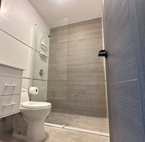 Dusche, Haartrockner, Seife, Shampoo