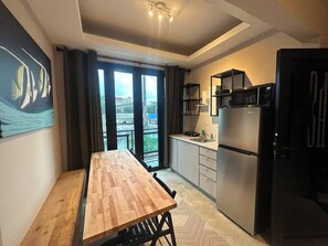 Kühlschrank, Mikrowelle, Herdplatte, Wasserkocher mit Kaffee-/Teezubehör