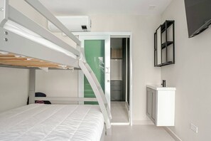 5 bedrooms, in-room safe, iron/ironing board
