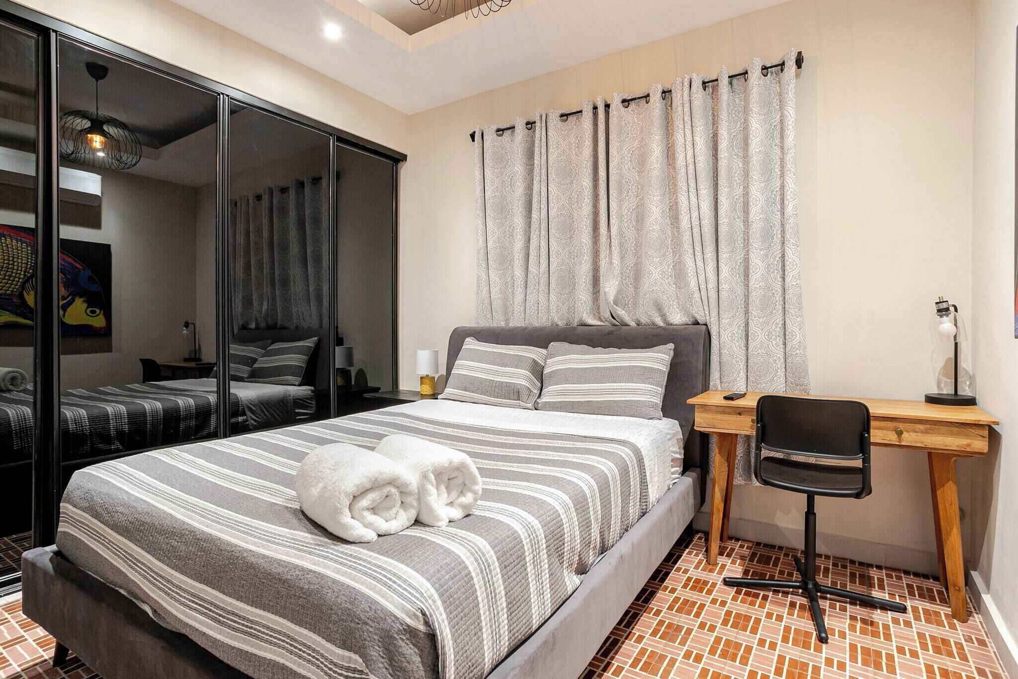 5 sovrum, värdeförvaringsskåp på rummet och strykjärn/strykbräda