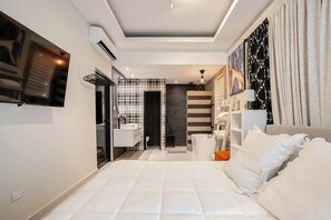 5 bedrooms, in-room safe, iron/ironing board