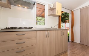 Fridge, microwave, stovetop, coffee/tea maker - 2 bedroom gorgeous (sta)caravan in Okrug Gornji (Okrug Gornji)