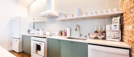 Réfrigérateur, four à micro-ondes, un four, surface de cuisson