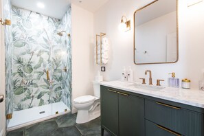 Shower, eco-friendly toiletries, hair dryer, towels - Hollyhock Suite 507: 3 bed /2 bath (Louisville)