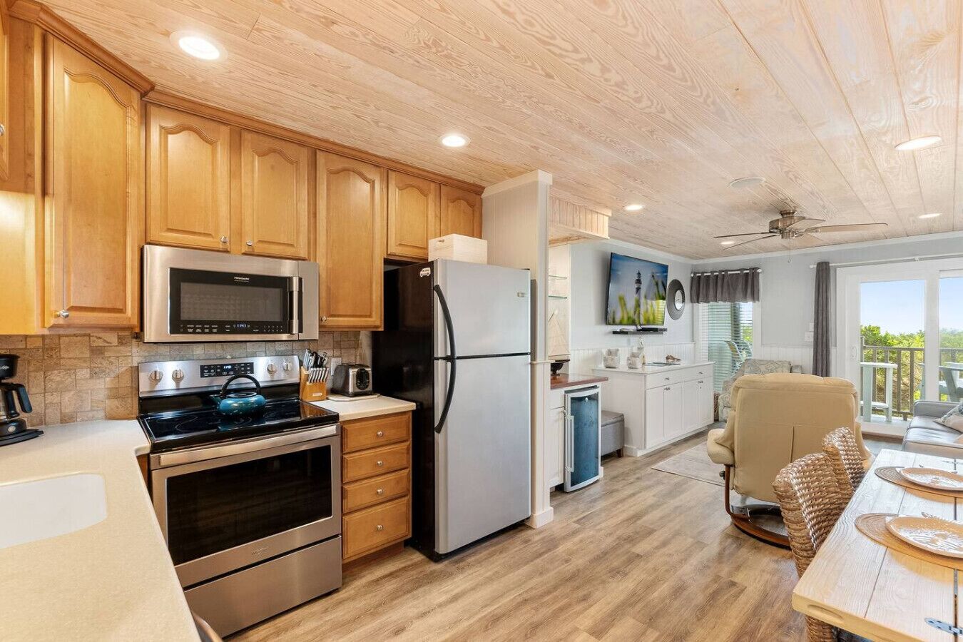 Kjøleskap, mikrobølgeovn, ovn og kokeplater