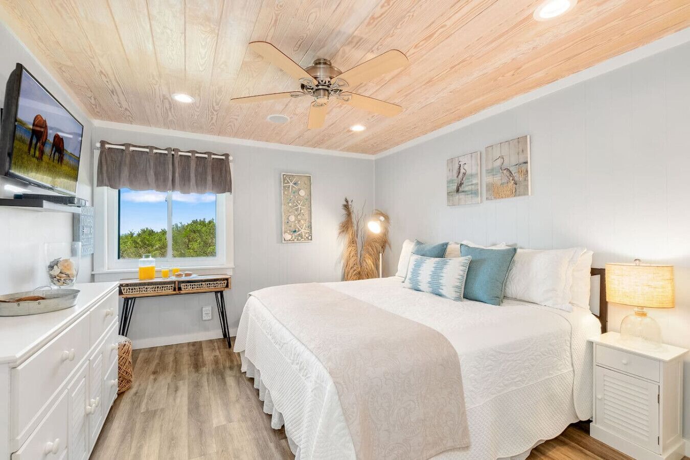 2 bedrooms, desk, WiFi, bed sheets