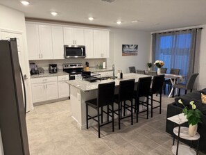 Microwave, oven, stovetop, dishwasher - Perfect for Families! 4BR Home Close to Disney & LEGOLAND – Peaceful Location (Haines City)