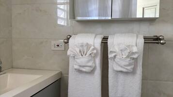 Bruser, hårtørrer, håndklæder, Sæbe