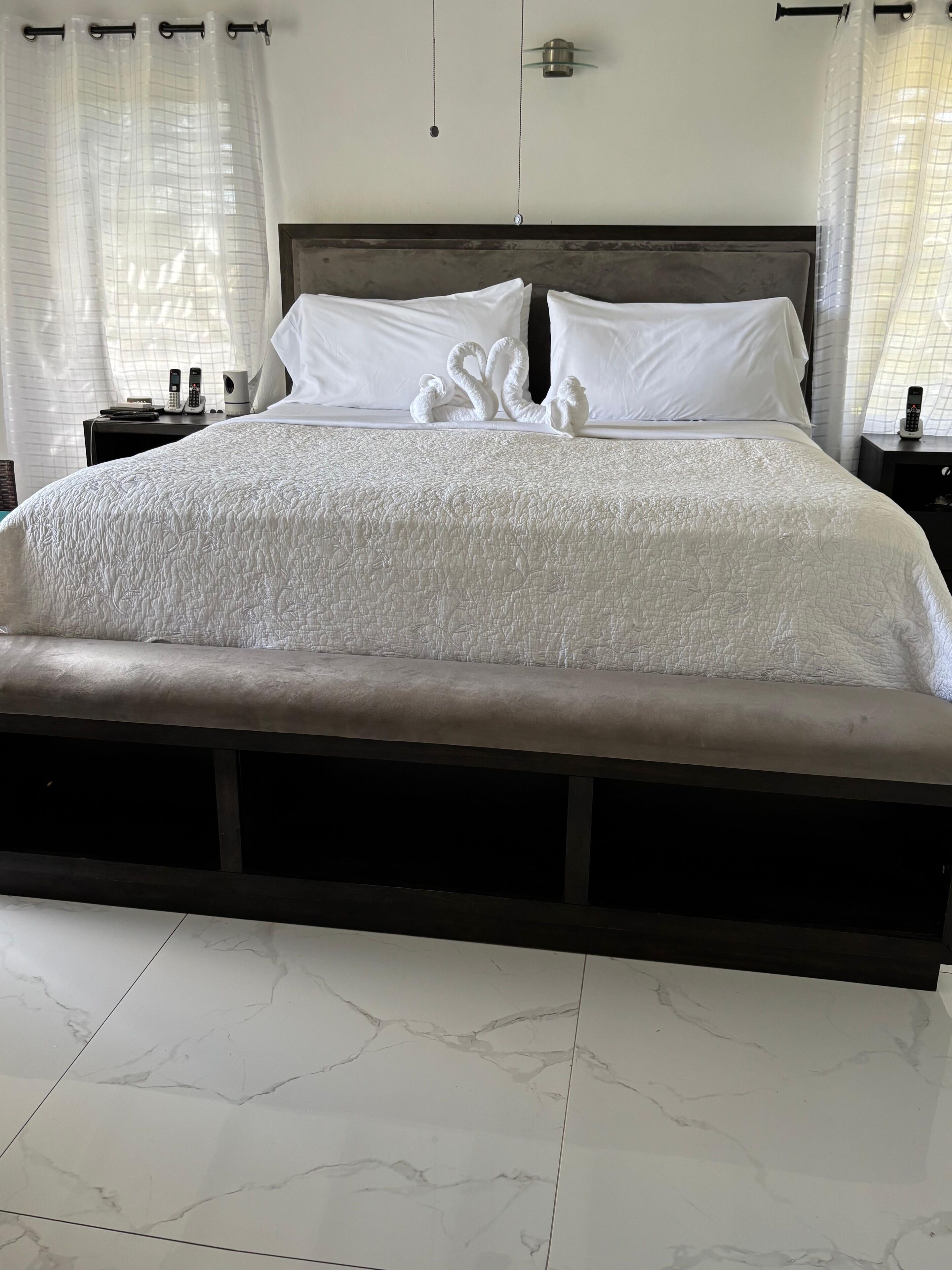 3 عدّة غرف نوم ومكواة/لوح كي وواي فاي وملاءات أسرّة