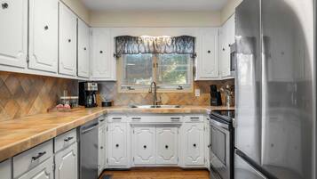 House (5 Bedrooms) | Interior