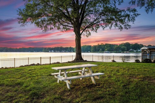 Lakefront Home w/ Dock, Game Room & Hot Tub Ponderosa Peninsula by Avantstay