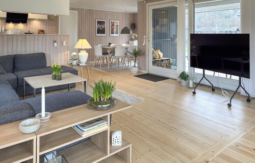 Awesome home in Ebeltoft with WiFi