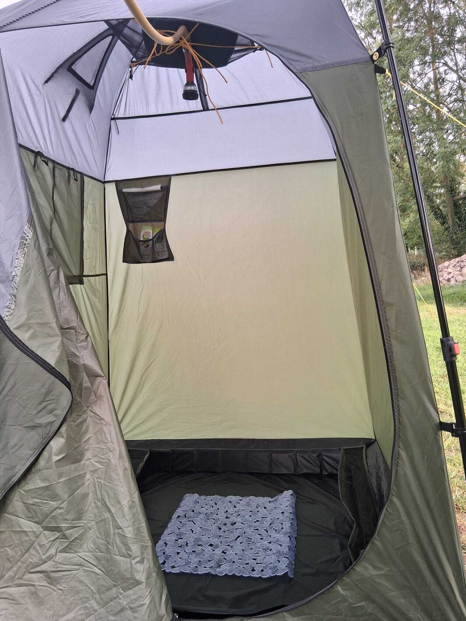 Een tent met een slaapgedeelte, een raam en een regenflyer.