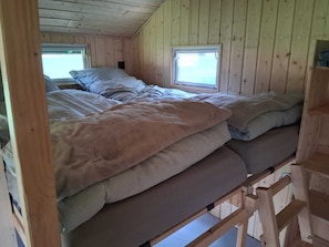 1 bedroom, bed sheets