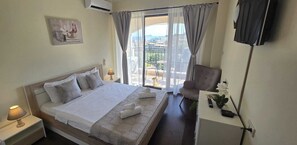 1 slaapkamer, een kluis op de kamer, een strijkplank/strijkijzer