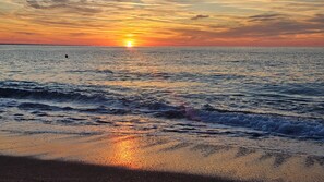 Sulla spiaggia, lettini da mare