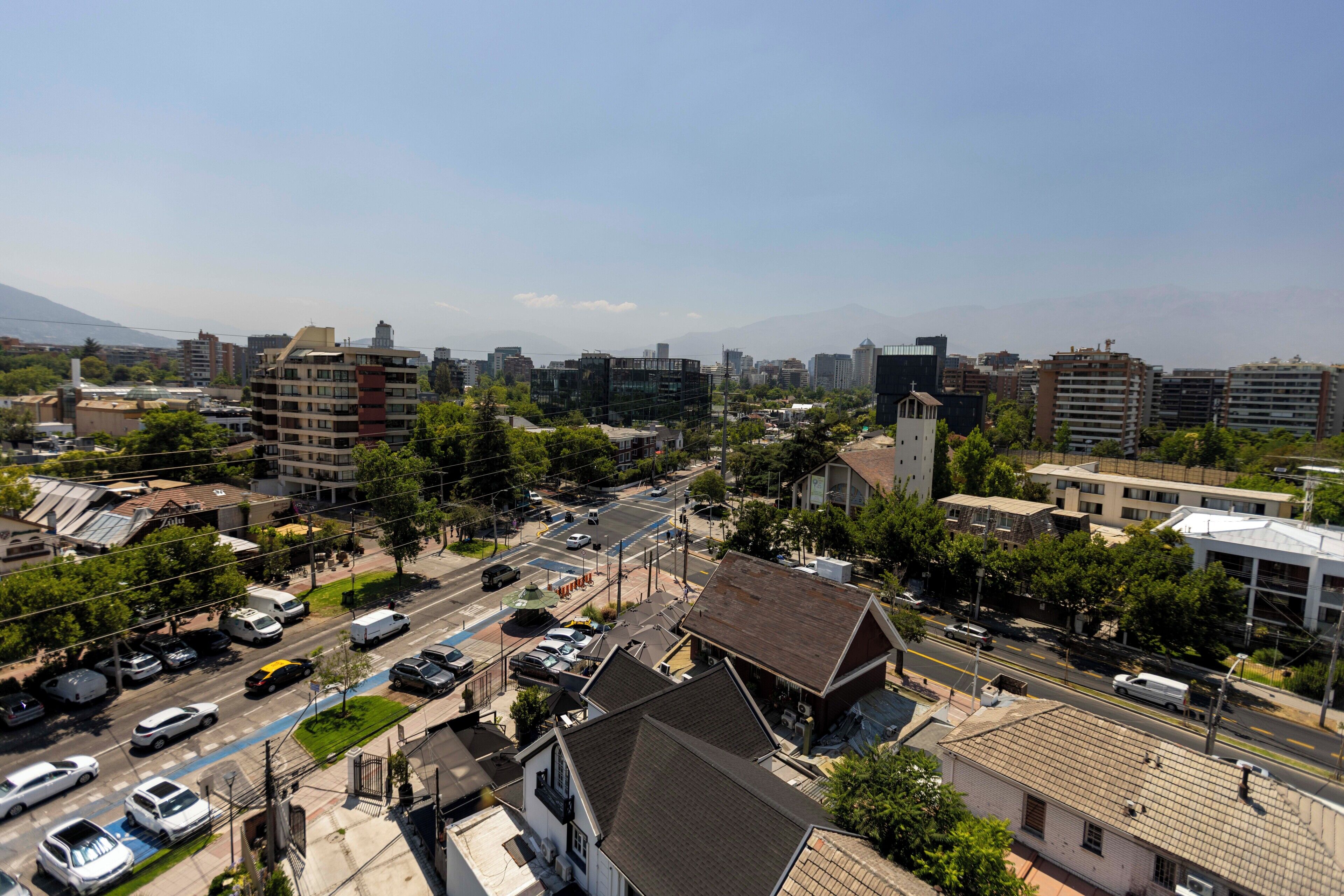Un paysage urbain avec des bâtiments, des routes et des véhicules.