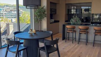 Deluxe-huoneisto, parveke, kaupunkinäköala | Oleskelualue