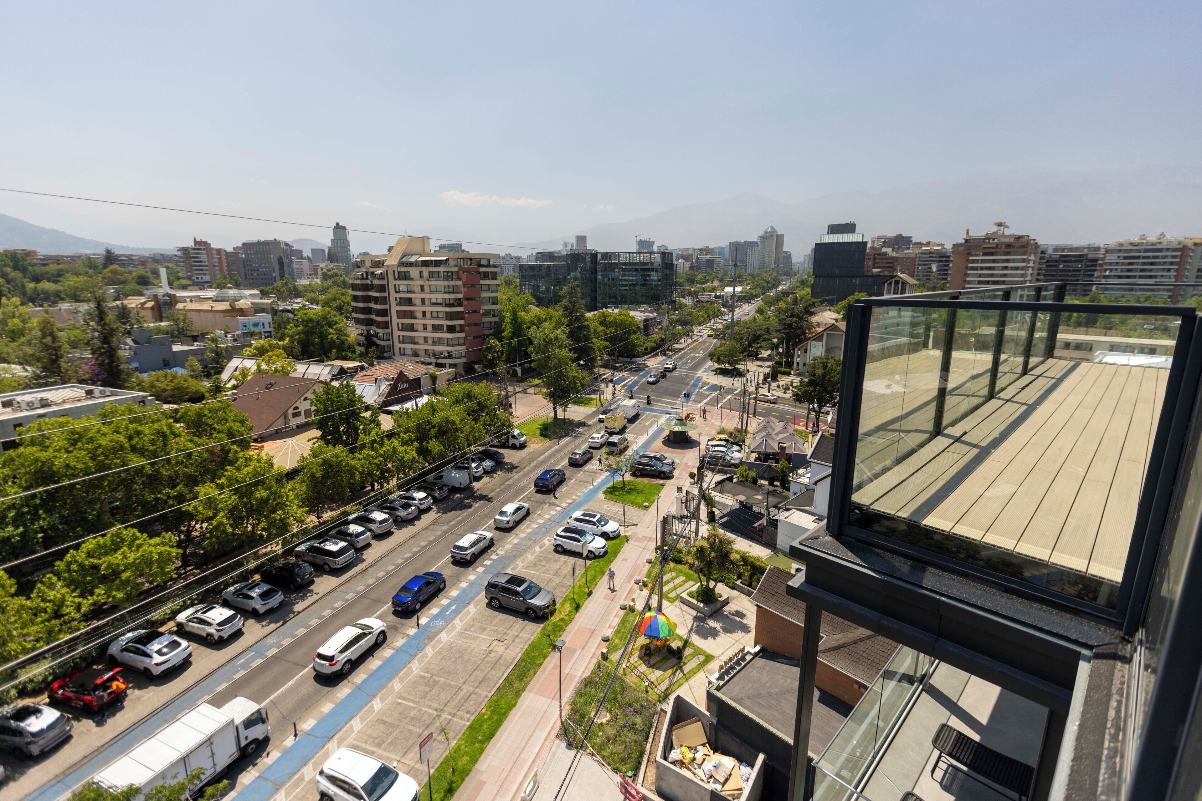Vista panorámica de la ciudad con un camino, edificios y cielo despejado.