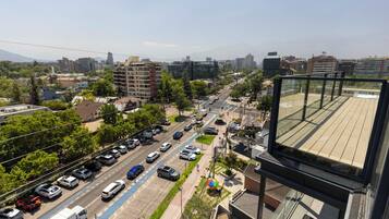 Vista panorámica de la ciudad con un camino, edificios y cielo despejado.