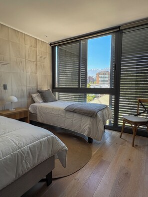 Apartament Comfort, 3 dormitoris, balcó, vistes a la ciutat | Planxa i posts de planxar i wifi gratuïta 