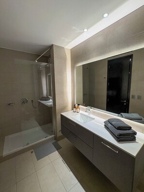 Comfort Apartment, 3 Bedrooms, Balcony, City View | Bilik Mandi