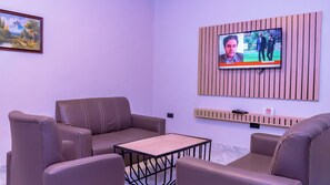 Suite ejecutiva | Escritorio, espacio para trabajar con laptop y wifi gratis 