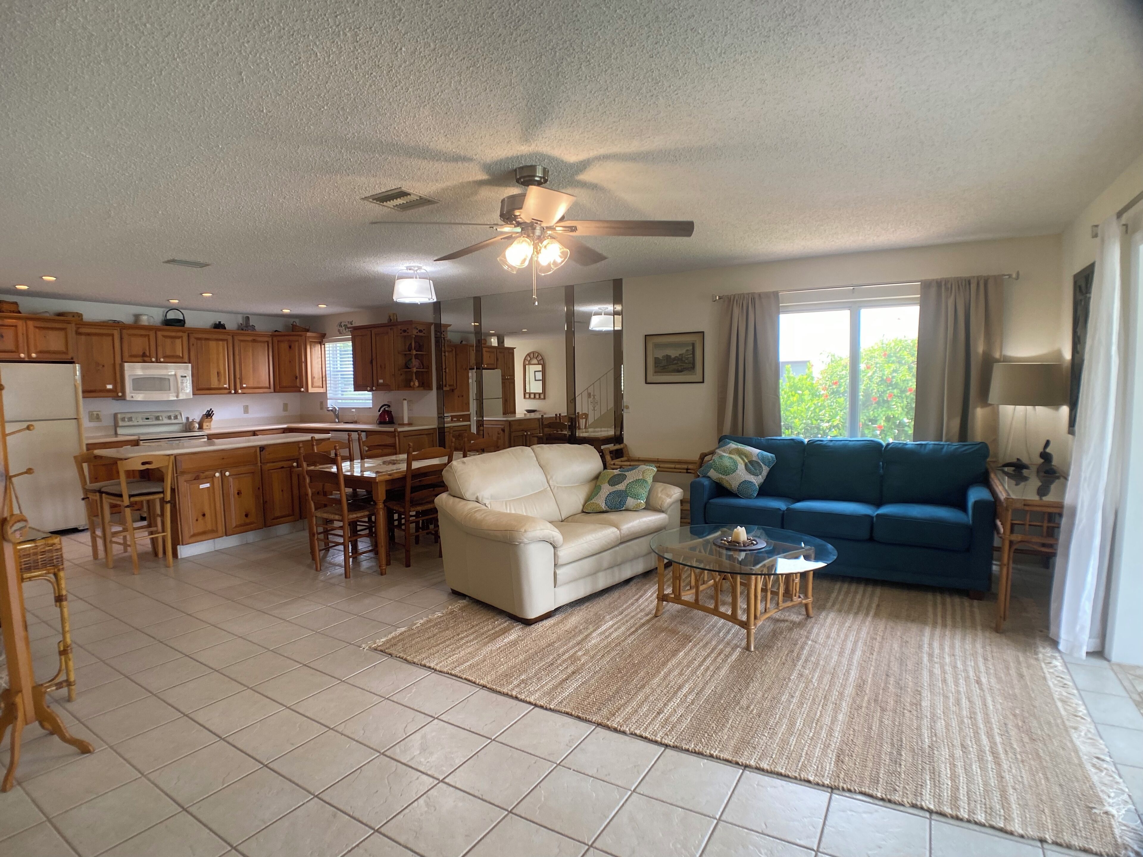 Älytelevisio, DVD-soitin, kirjoja, tulostin