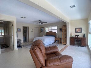 2 bedrooms, desk, free WiFi, bed sheets