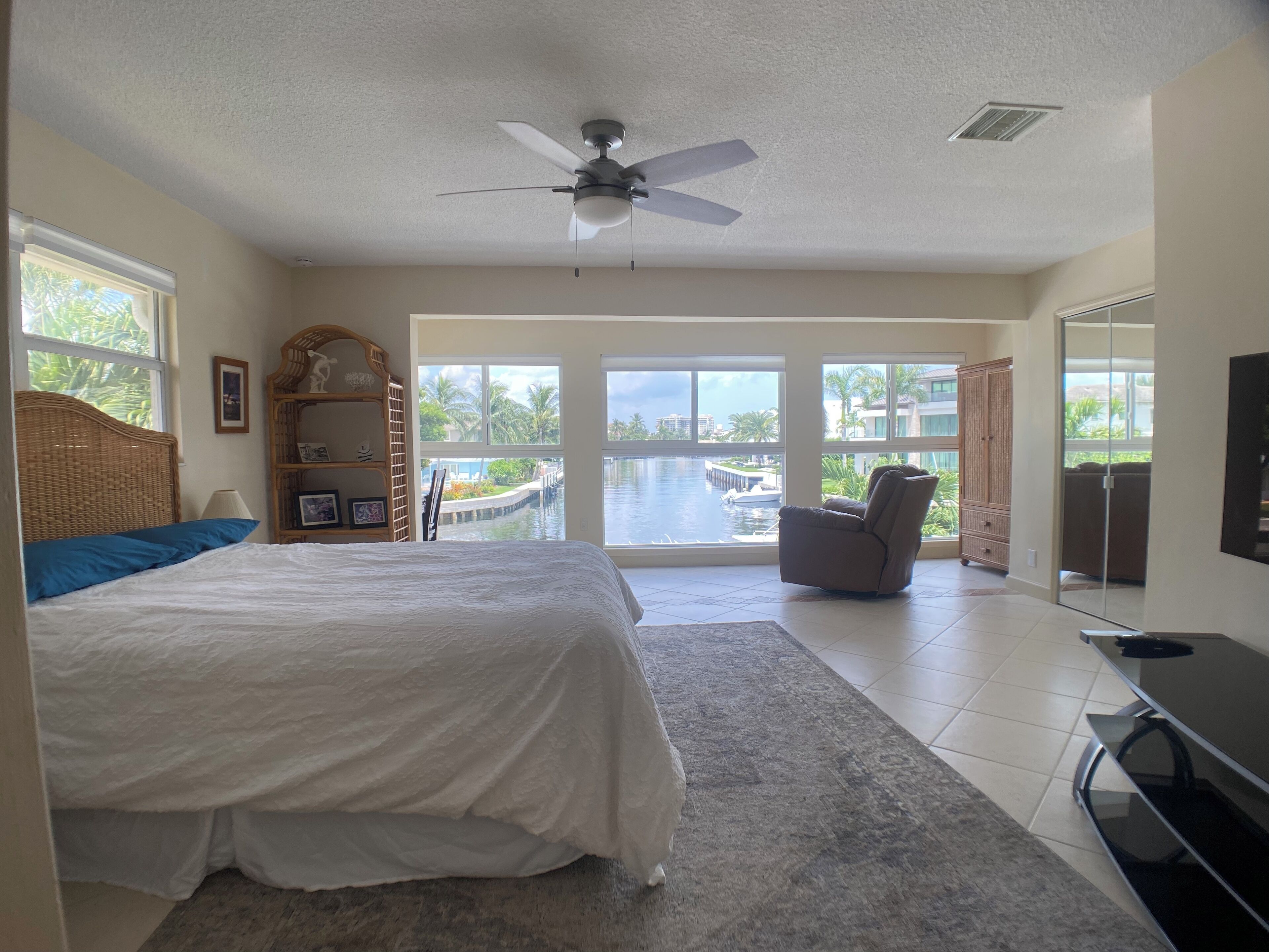 2 makuuhuonetta, työpöytä, ilmainen Wi-Fi, vuodevaatteet